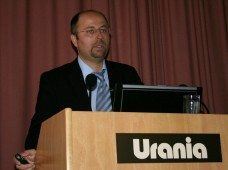 Gregor Samimi hält einen Vortrag zum Thema Verkehrsrecht in der Urania in Berlin