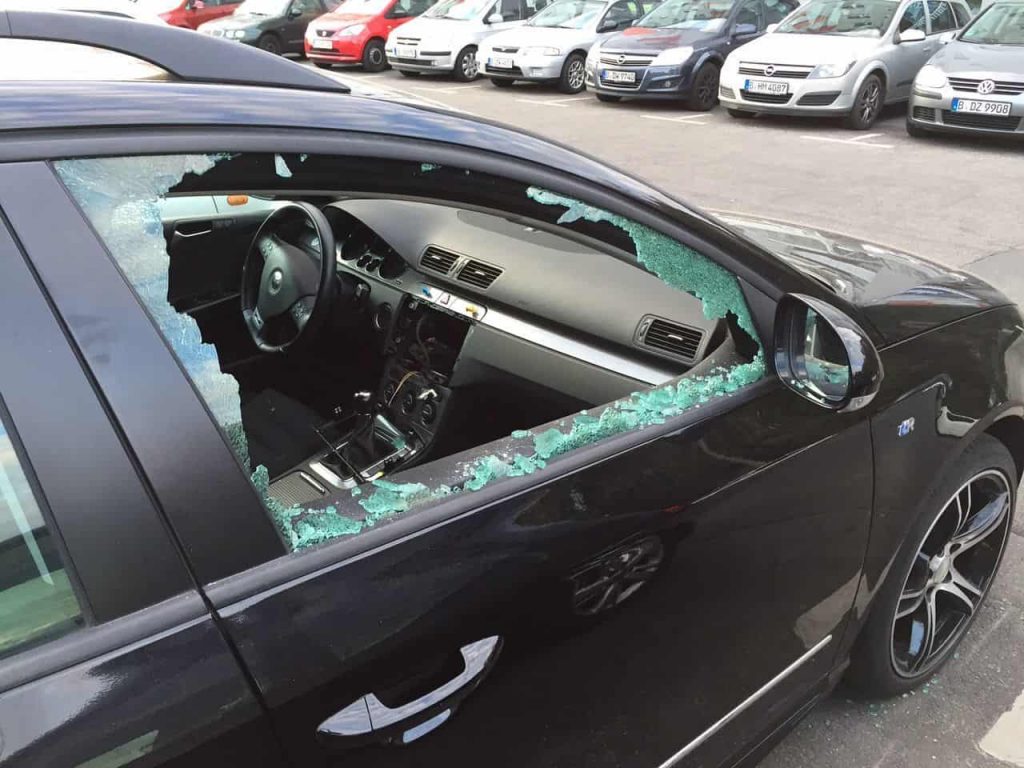 Pkw-Diebstahl und Einbruch in den Pkw