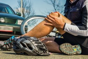 Mitunter haben es Unfallbeteiligte eilig und entfernen sich vom Unfallort. Dies schützt jedoch nicht vor einer Anzeige wegen Fahrerflucht. Verletzung am Bein