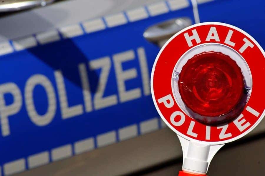 Fahrerflucht § 142 StGB © Wann kommt die Polizei nach einem Unfall? Fahrerflucht § 142 StGB © Wann kommt die Polizei nach einem Unfall?