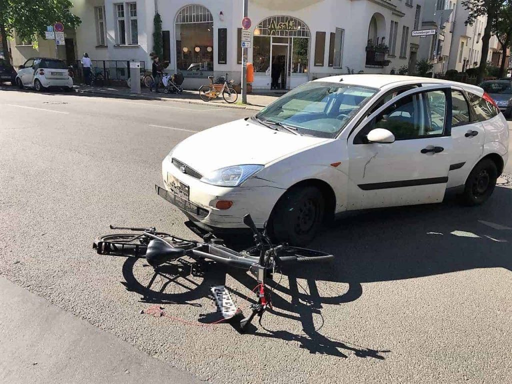 Ein Verkehrsunfall zwischen einem Auto und einem Fahrrad