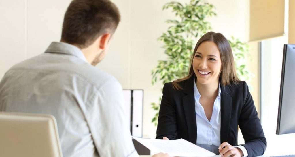 Anwältin und Mandant im Gespräch