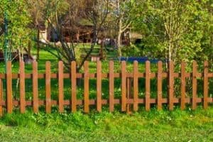 Sind Obstwiese oder Garten sichtbar durch Hecke oder Zaun abgetrennt, ist auch ihr Betreten ein Hausfriedensbruch.