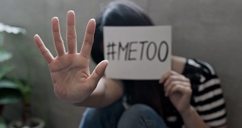 Eine Frau, die ein #Meetoo-Schild in der Hand hält, macht ihr "Nein" deutlich.
